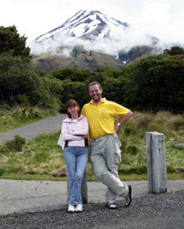 Der Mount Taranaki - mal ohne Wolken, dafür mit Heike und mir