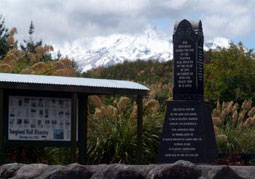 Denkmal unterhalb des Vulkanes Mount Ruapehu